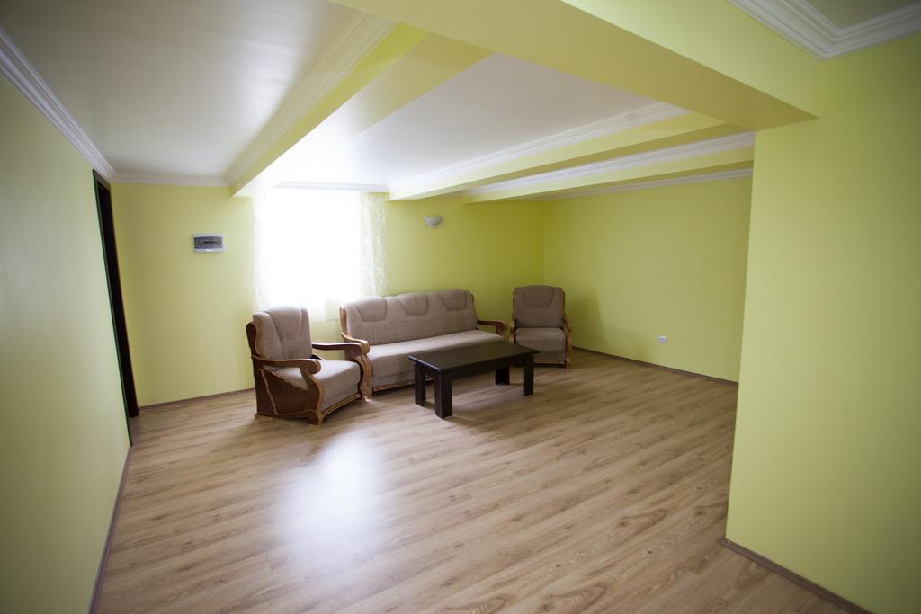 Mestiatour Guest House Bagian luar foto